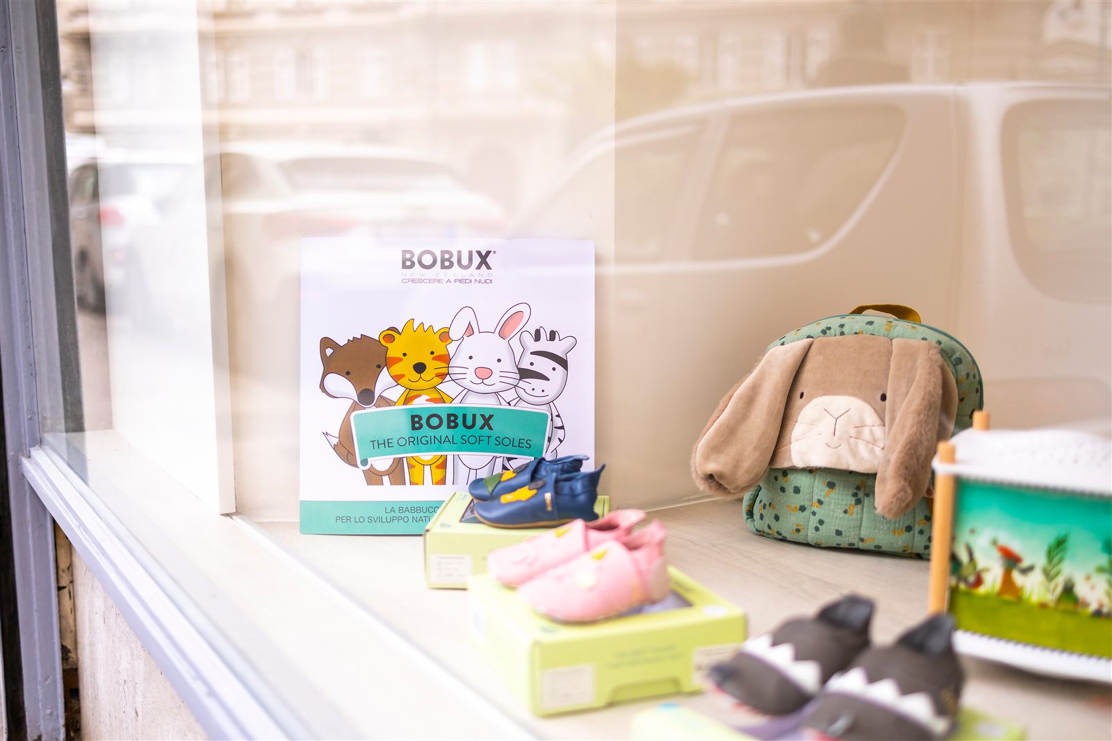 Interno del negozio Cocoonin a Trieste con abbigliamento e accessori per bambini